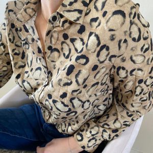 Chemisier Alice Beige motif léopard Manches longues Col chemise Double bouton au poignet Non doublé Tailles : S / M / L Contexture : 100% viscose Lavage à la main obligatoire