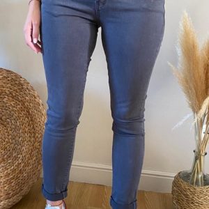 Jeans Arthur Gris Taille haute Coupe Slim Passants pour la ceinture Poches à l’avant et à l’arrière Couleurs : gris Jeans éco-responsable - 88% coton - 10% organic coton - 2% spandex Lavage: 30° (à l’envers)